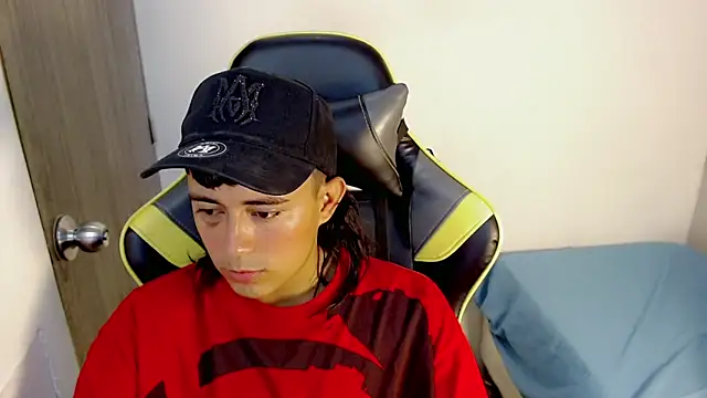 Snapshot of Tatann_18 chatting on 11-15-25, 03:08 Tatann 18 online show from 11-15-25, 03:08