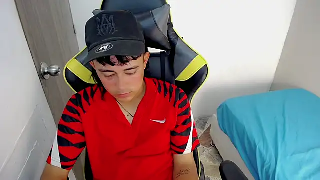 Snapshot of Tatann_18 chatting on 11-19-25, 08:20 Tatann 18 online show from 11-19-25, 08:20