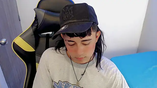 Snapshot of Tatann_18 chatting on 11-21-25, 08:40 Tatann 18 online show from 11-21-25, 08:40