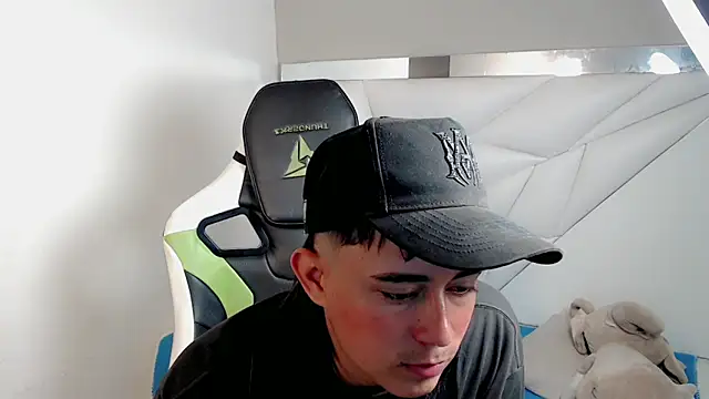 Snapshot of Tatann_18 chatting on 12-05-25, 03:59 Tatann 18 online show from 12-05-25, 03:59