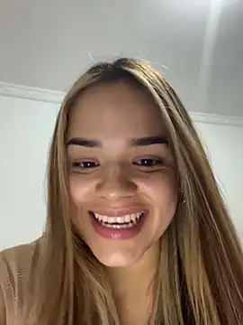 Snapshot of Sara__Secret chatting on 11-13-25, 01:48 Sara Secret online show from 11-13-25, 01:48