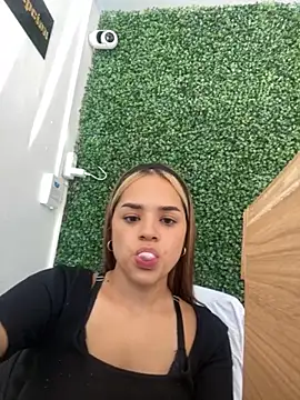 Snapshot of Sara__Secret chatting on 11-21-25, 08:40 Sara Secret online show from 11-21-25, 08:40