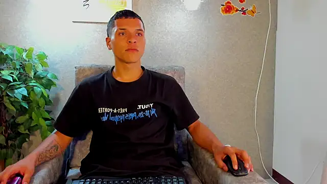 Snapshot of damian_vega13 chatting on 11-12-25, 05:35 damian vega13 online show from 11-12-25, 05:35