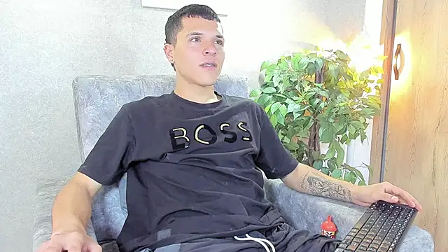 Snapshot of damian_vega13 chatting on 11-25-25, 06:30 damian vega13 online show from 11-25-25, 06:30