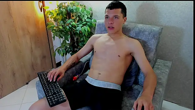 Snapshot of damian_vega13 chatting on 11-26-25, 06:31 damian vega13 online show from 11-26-25, 06:31