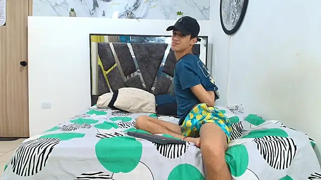 WHITHET BOYS online show from 11-28-25, 01:36