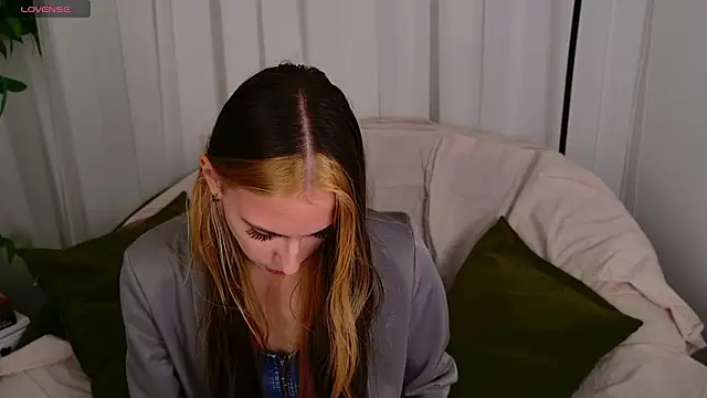 Snapshot of AriaBe11 chatting on 11-29-25, 07:11 AriaBe11 online show from 11-29-25, 07:11