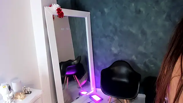 BellaRooux online show from 12-22-25, 12:24