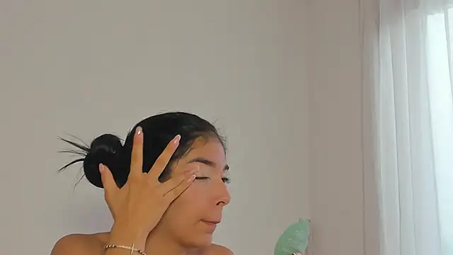 Snapshot of lunnarosse chatting on 11-23-25, 01:11 lunnarosse online show from 11-23-25, 01:11