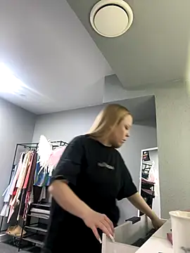 MilaHester online show from 11-19-25, 06:35