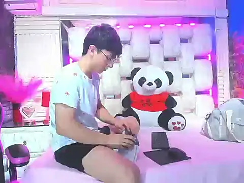 ElanGiraldo online show from 03-21-26, 12:04