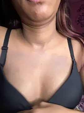 Snapshot of Your___Moonlight chatting on 12-21-25, 09:11 Your Moonlight online show from 12-21-25, 09:11