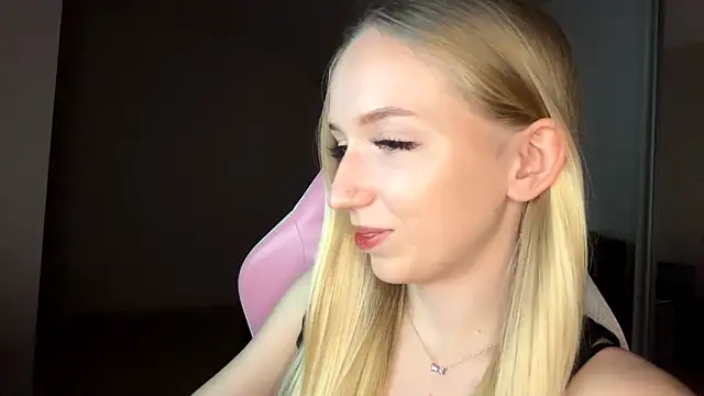 Snapshot of LaceDream chatting on 11-28-25, 04:09 LaceDream online show from 11-28-25, 04:09