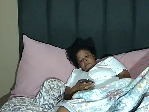 Snapshot of bigsexymama2 chatting on 12-20-25, 02:18 bigsexymama2 online show from 12-20-25, 02:18