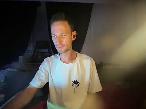 Snapshot of Hotcrazy235 chatting on 11-26-25, 12:44 Hotcrazy235 online show from 11-26-25, 12:44