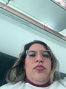 Snapshot of Amira_Malia chatting on 05-16-26, 04:28 Amira Malia online show from 05-16-26, 04:28