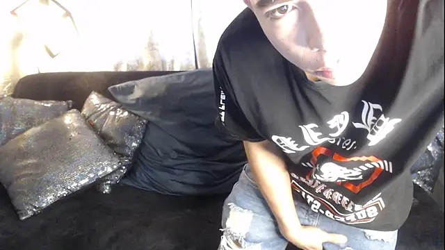 Snapshot of Aaron_foxx1 chatting on 11-18-25, 12:42 Aaron foxx1 online show from 11-18-25, 12:42