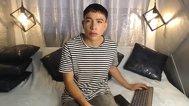 Snapshot of Aaron_foxx1 chatting on 11-21-25, 12:48 Aaron foxx1 online show from 11-21-25, 12:48