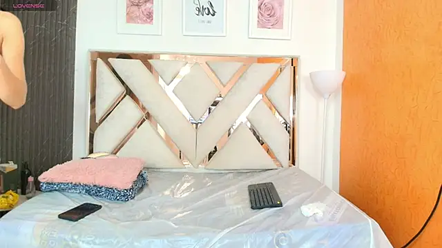 Snapshot of Antonella_And_Thiago chatting on 12-20-25, 12:34 Antonella And Thiago online show from 12-20-25, 12:34