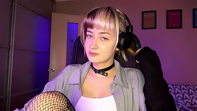 Snapshot of EmilySkyline chatting on 11-20-25, 08:03 EmilySkyline online show from 11-20-25, 08:03