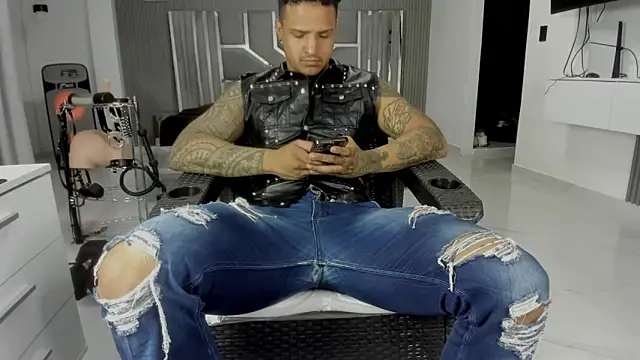 Snapshot of master_leather chatting on 06-20-26, 01:30 master leather online show from 06-20-26, 01:30