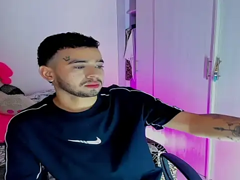 Snapshot of JohnE_Medina chatting on 11-25-25, 04:40 JohnE Medina online show from 11-25-25, 04:40