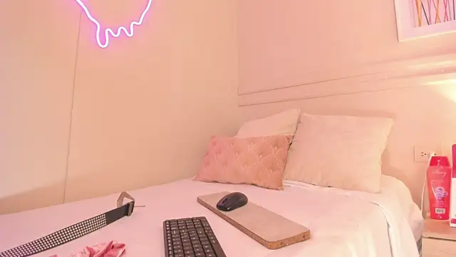 Snapshot of electra_a chatting on 11-17-25, 03:18 electra a online show from 11-17-25, 03:18