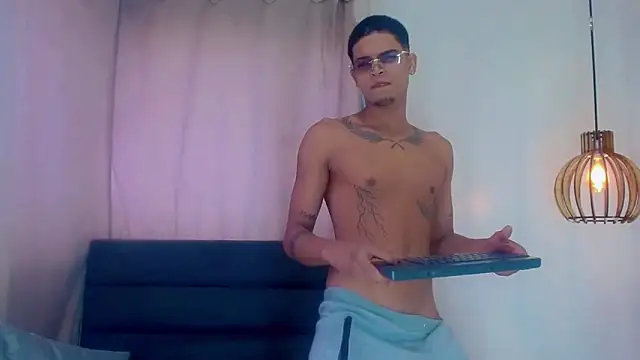 Snapshot of Isaacas_ chatting on 11-18-25, 11:36 Isaacas online show from 11-18-25, 11:36