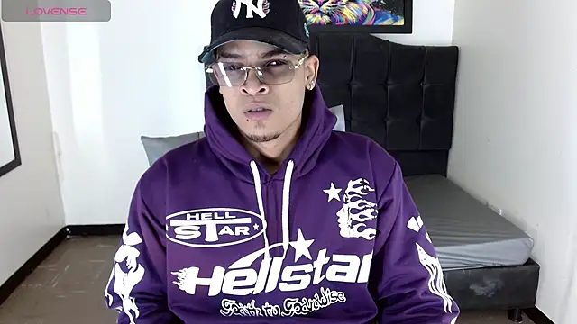 Snapshot of Isaacas_ chatting on 11-21-25, 11:20 Isaacas online show from 11-21-25, 11:20