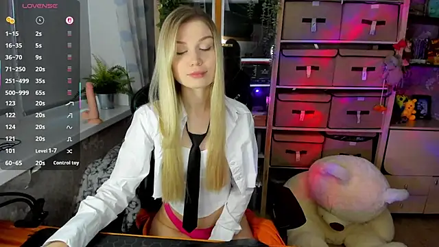 Snapshot of blondie_lina chatting on 11-13-25, 12:15 blondie lina online show from 11-13-25, 12:15