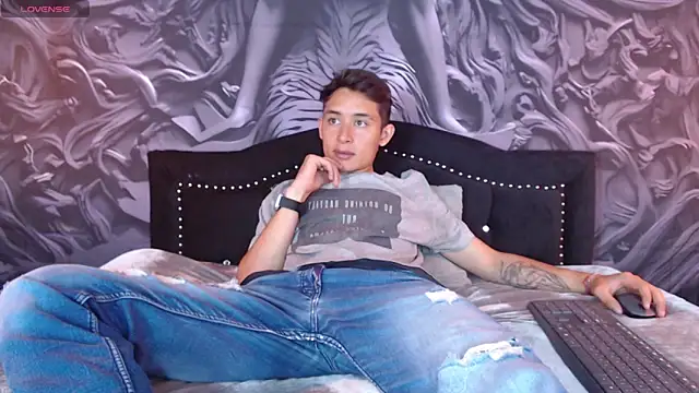 Snapshot of Angell01_ chatting on 11-27-25, 04:36 Angell01 online show from 11-27-25, 04:36