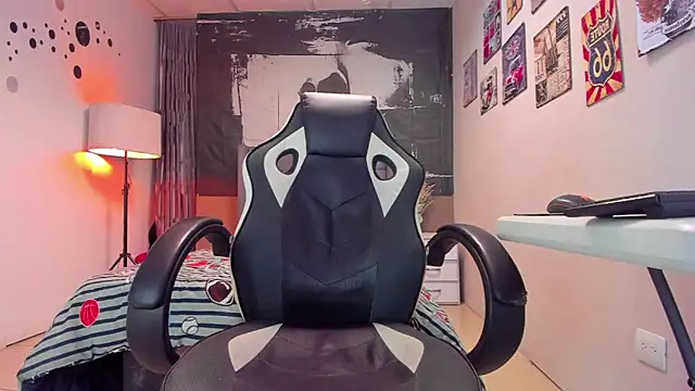 Snapshot of Angell01_ chatting on 11-29-25, 04:15 Angell01 online show from 11-29-25, 04:15