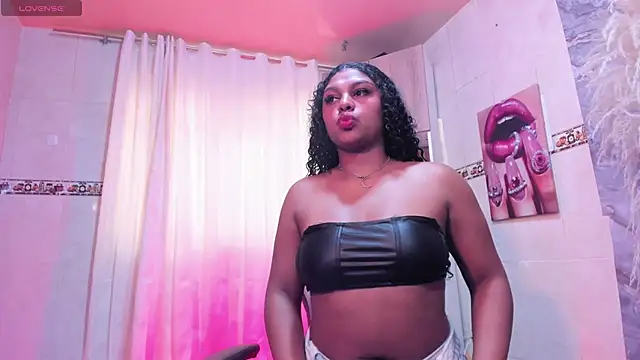 Snapshot of roxy_wildd chatting on 11-18-25, 02:32 roxy wildd online show from 11-18-25, 02:32