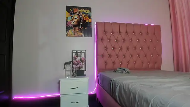 Snapshot of VanillaFlo chatting on 11-24-25, 12:16 VanillaFlo online show from 11-24-25, 12:16