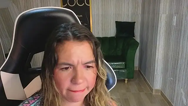 Snapshot of paula_lorens_t1_ chatting on 11-19-25, 02:44 paula lorens t1 online show from 11-19-25, 02:44