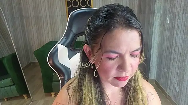 Snapshot of paula_lorens_t1_ chatting on 11-22-25, 02:54 paula lorens t1 online show from 11-22-25, 02:54