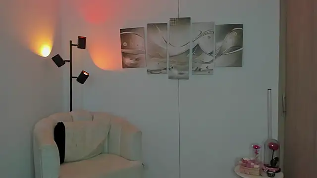 Snapshot of haileyflorez_ chatting on 02-17-26, 05:19 haileyflorez online show from 02-17-26, 05:19