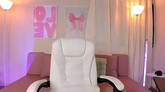 SophieBloomm online show from 05-13-26, 12:35