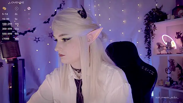 Snapshot of vronnier chatting on 11-20-25, 11:32 vronnier online show from 11-20-25, 11:32