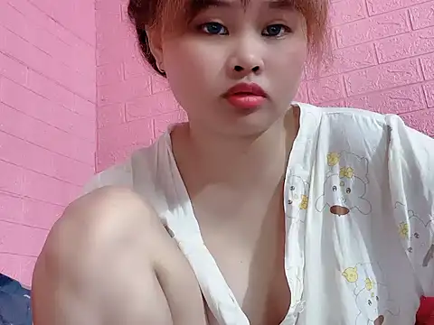 Snapshot of Lina8386 chatting on 11-17-25, 10:04 Lina8386 online show from 11-17-25, 10:04