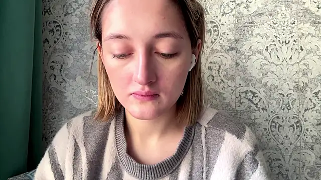 Emily lyy online show from 12-14-25, 09:03