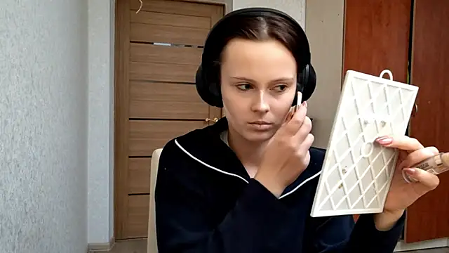 LouiseMarengo online show from 11-29-25, 12:19