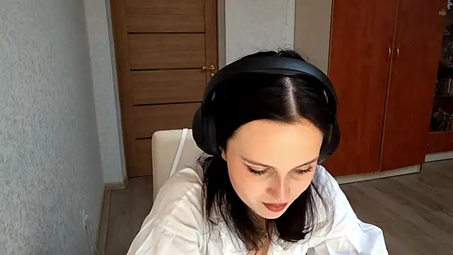 LouiseMarengo online show from 12-20-25, 01:18