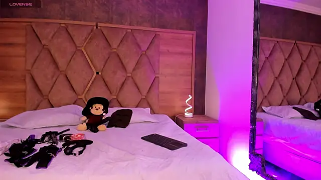 VictoriaSaenz1  online show from 11-17-25, 04:51