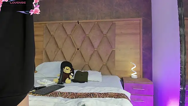 VictoriaSaenz1  online show from 11-21-25, 05:17