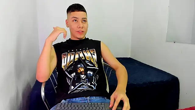 Snapshot of Lucastorrez01 chatting on 05-10-26, 03:44 Lucastorrez01 online show from 05-10-26, 03:44