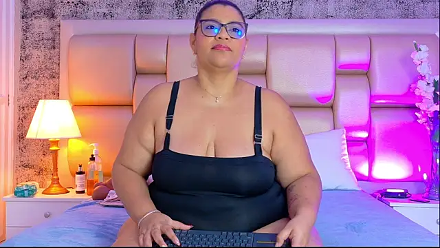 Snapshot of SelennaCooper chatting on 04-19-26, 11:42 SelennaCooper online show from 04-19-26, 11:42