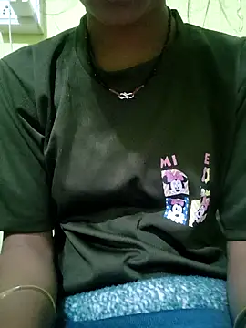 Snapshot of Menka_cut34 chatting on 12-19-25, 01:12 Menka cut34 online show from 12-19-25, 01:12