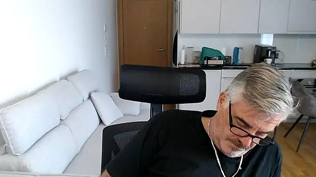 Snapshot of Buidapest chatting on 11-20-25, 10:59 Buidapest online show from 11-20-25, 10:59