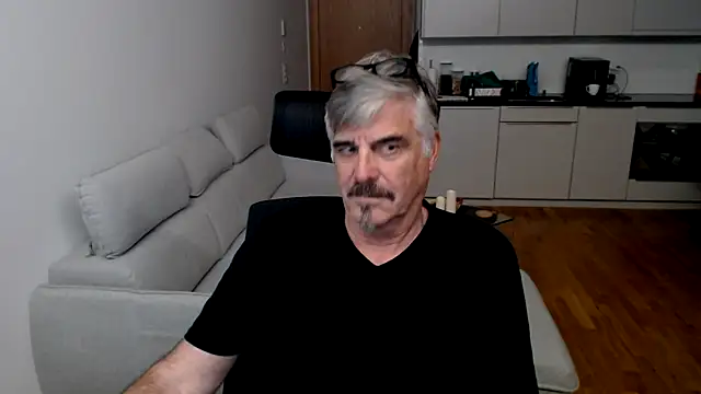 Snapshot of Buidapest chatting on 12-13-25, 09:53 Buidapest online show from 12-13-25, 09:53